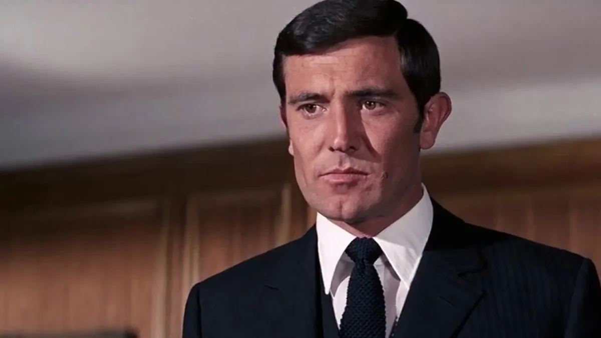 George Lazenby caracterizado como James Bond em cena de A Serviço Secreto de Sua Majestade, de 1969