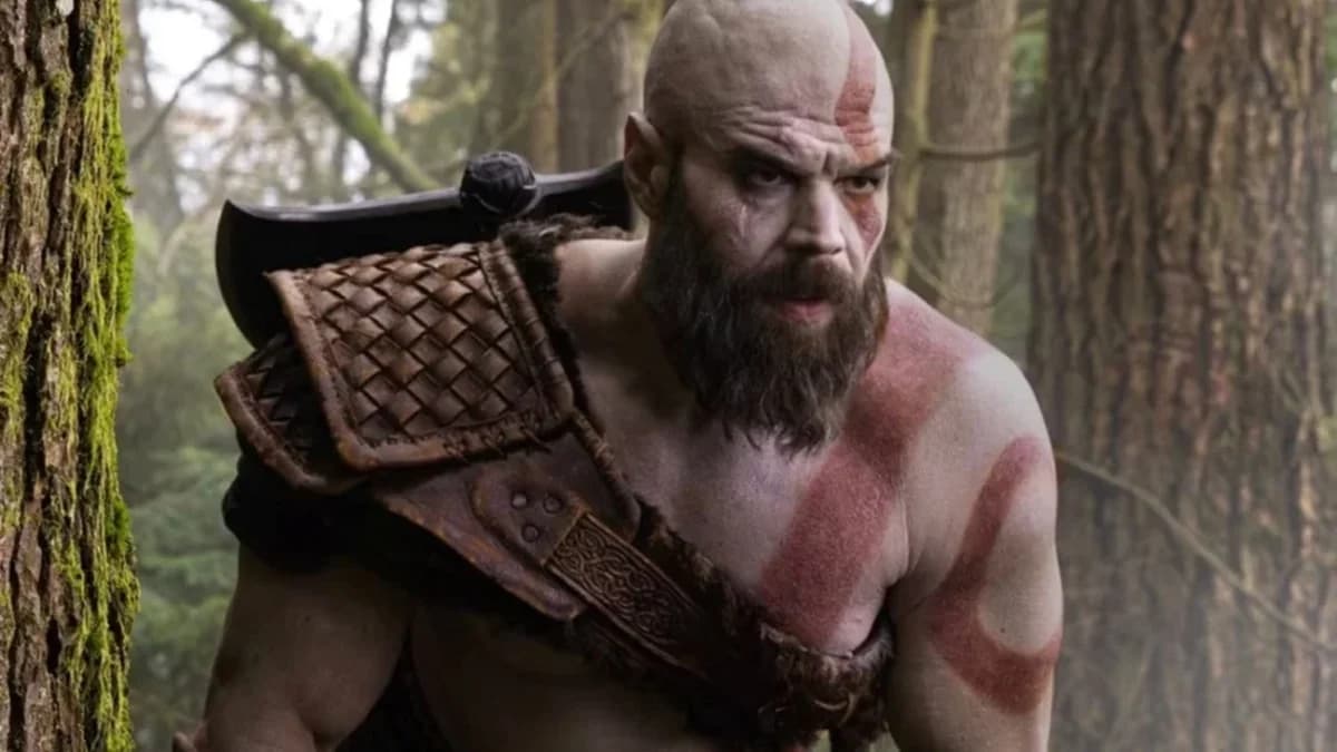 Ryan Hurst como Kratos e Callum Vinson como Atreus na primeira imagem oficial da série God of War, divulgada pela Prime Video em fevereiro de 2026