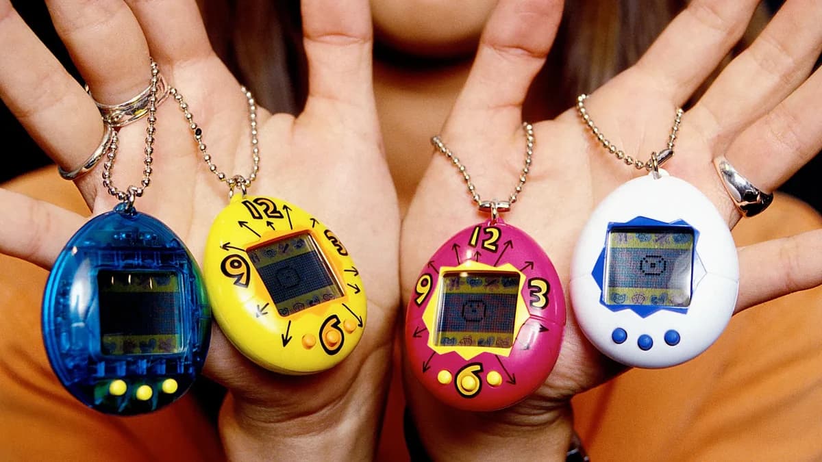 Tamagotchi Uni moderno com tela colorida ao lado do Tamagotchi original de 1996, comparação entre as gerações do bichinho virtual da Bandai