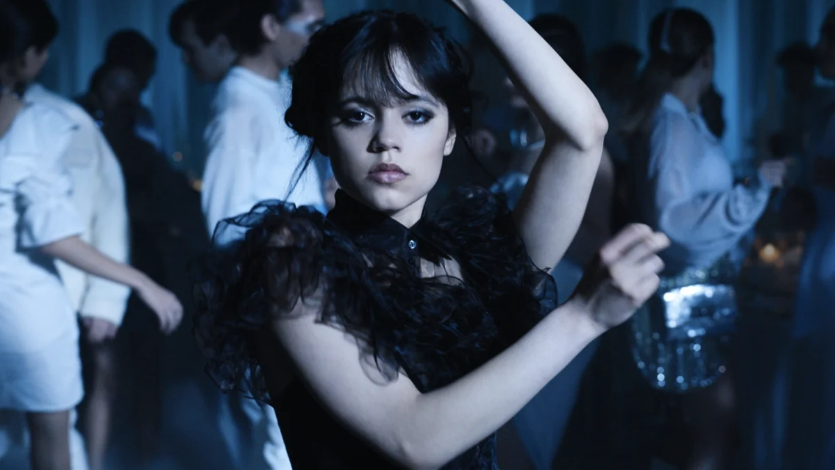 Jenna Ortega como Wednesday Addams no primeiro look da 3ª temporada, ambientada em Paris