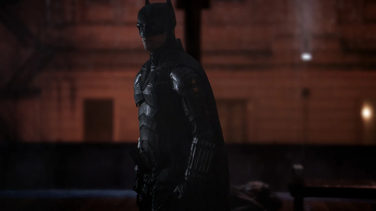 Robert Pattinson como Batman em cena de The Batman Part II, com o novo símbolo do morcego em Gotham nevado