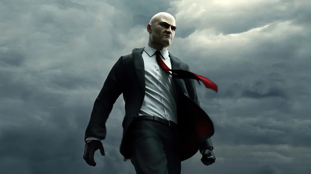 Arte oficial do Hitman Classic Trilogy Remastered mostrando o Agente 47 de terno com gravata vermelha