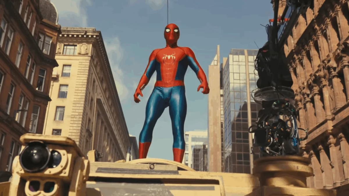 Tom Holland como Peter Parker erguendo concreto no novo traje de Homem-Aranha: Um Novo Dia