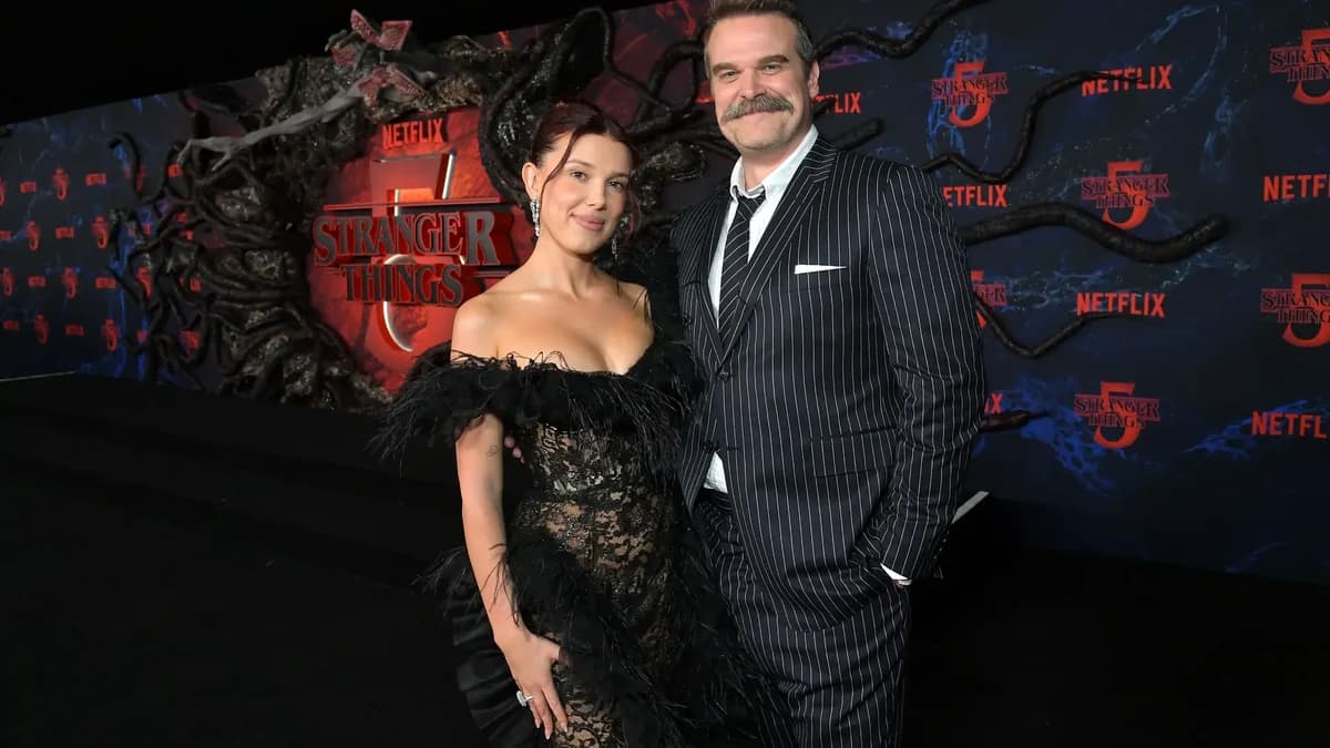 Millie Bobby Brown e David Harbour juntos em foto promocional — atores voltam a trabalhar juntos na Netflix