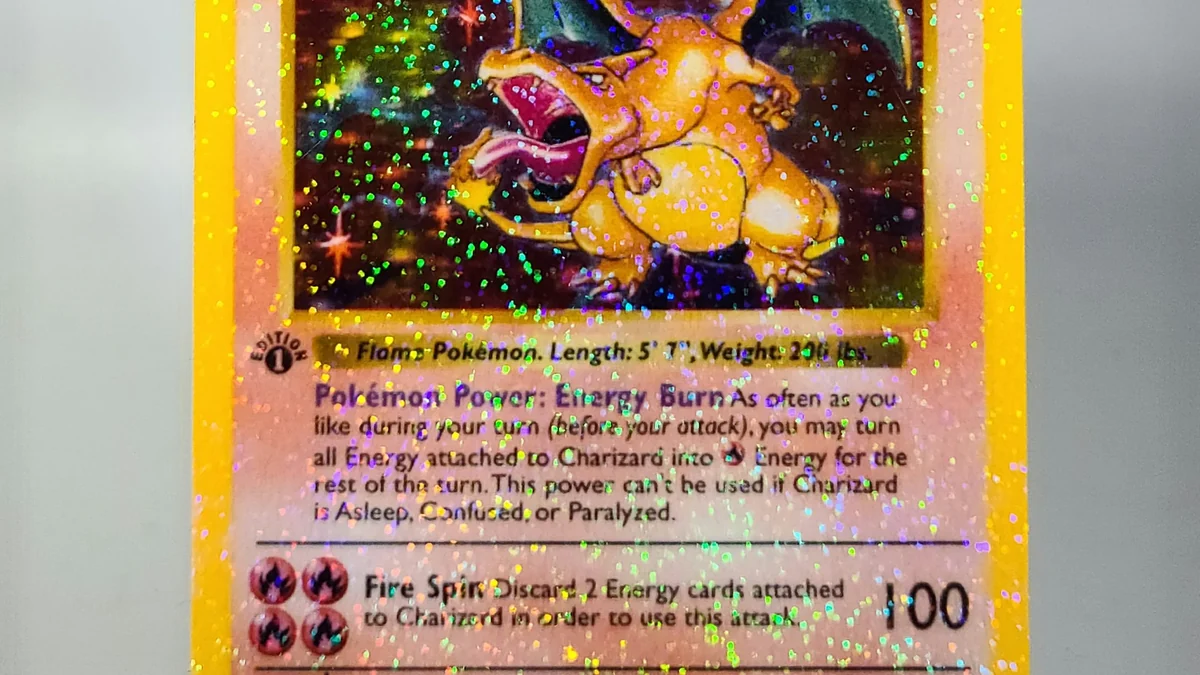 Carta Charizard 1ª Edição da Base Set em inglês, avaliada PSA 10, a versão mais reconhecível do card entre colecionadores